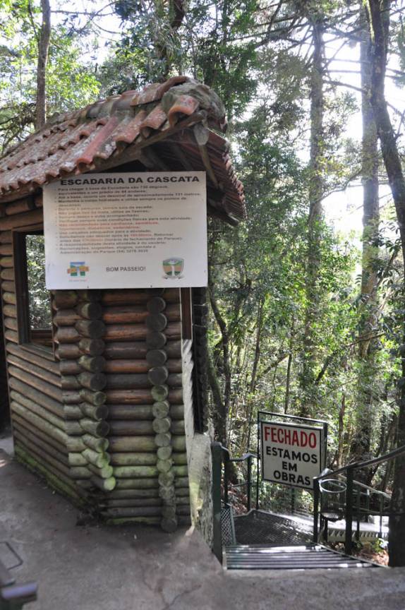 Escadaria para a Cachoeira do Caracol estava fechada, em Canela - RS